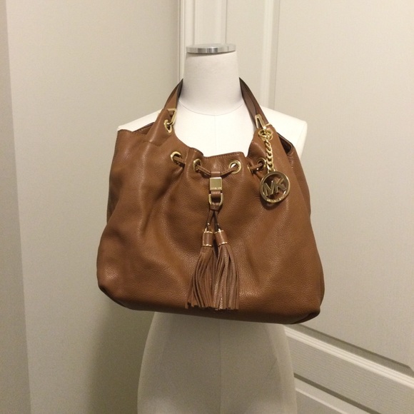 Micheal Kors Shoulder Bag ✨Host Pick✨ - Picture 2 of 10